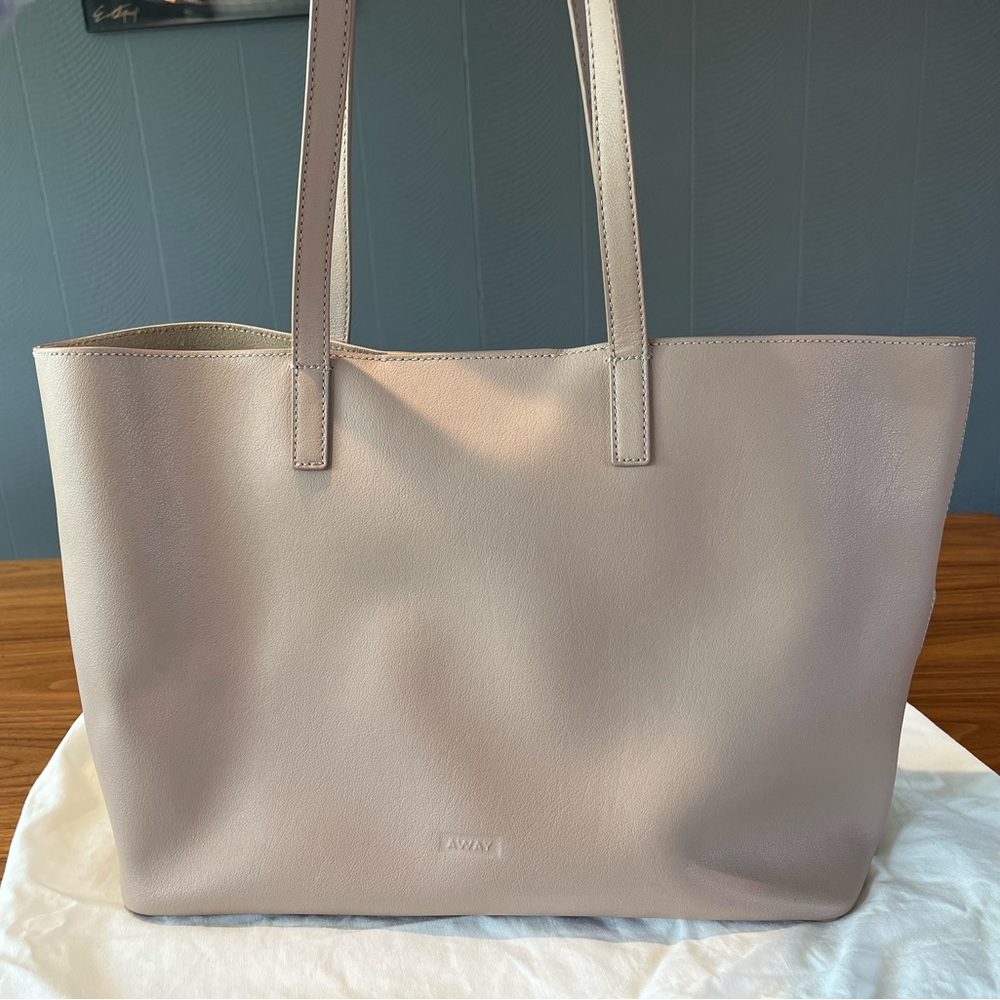 Away - Latitude Tote in Buff (Blush)